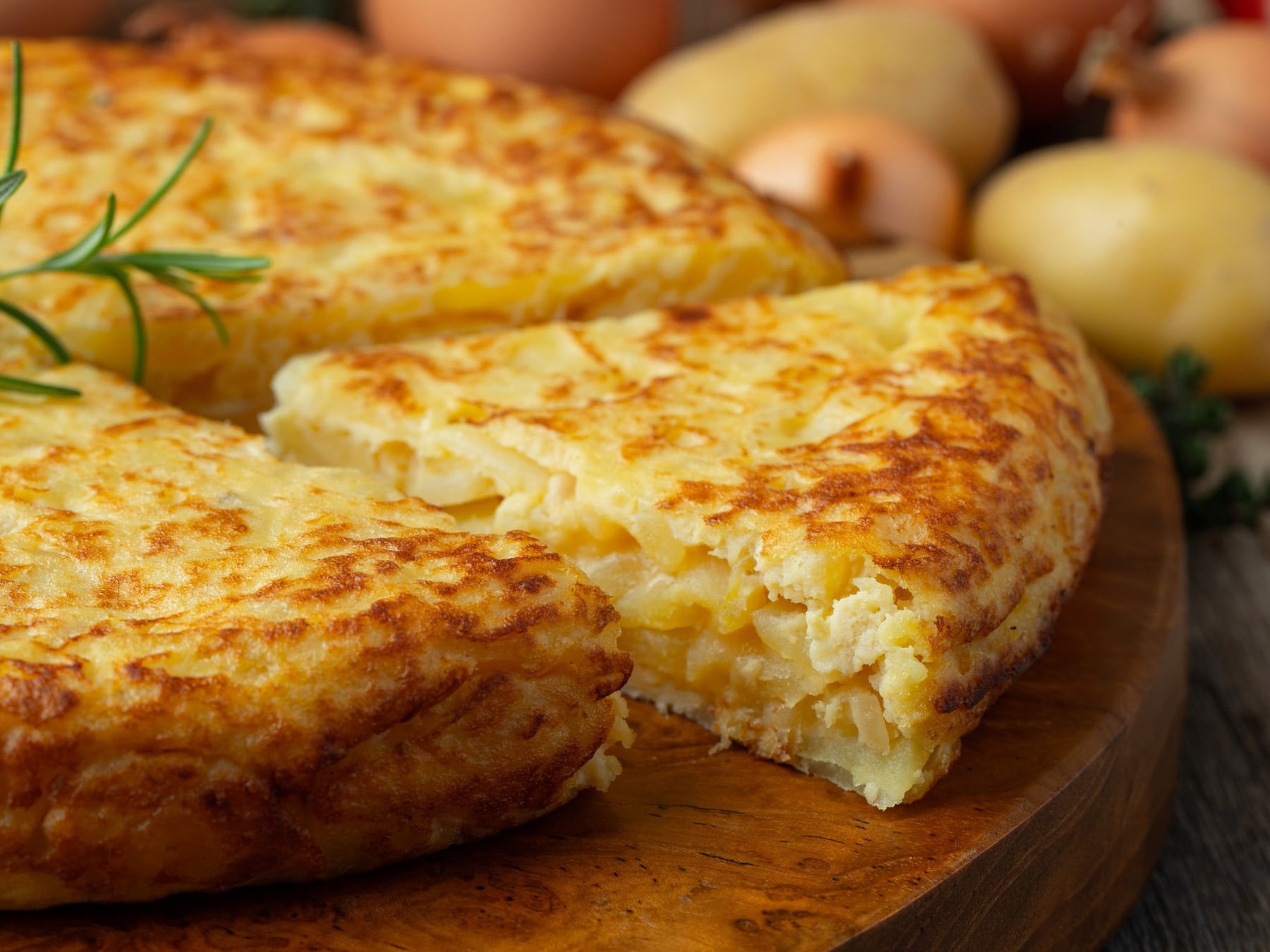 Tortilla de papas más liviana: cómo cortar el aceite sin perder sabor