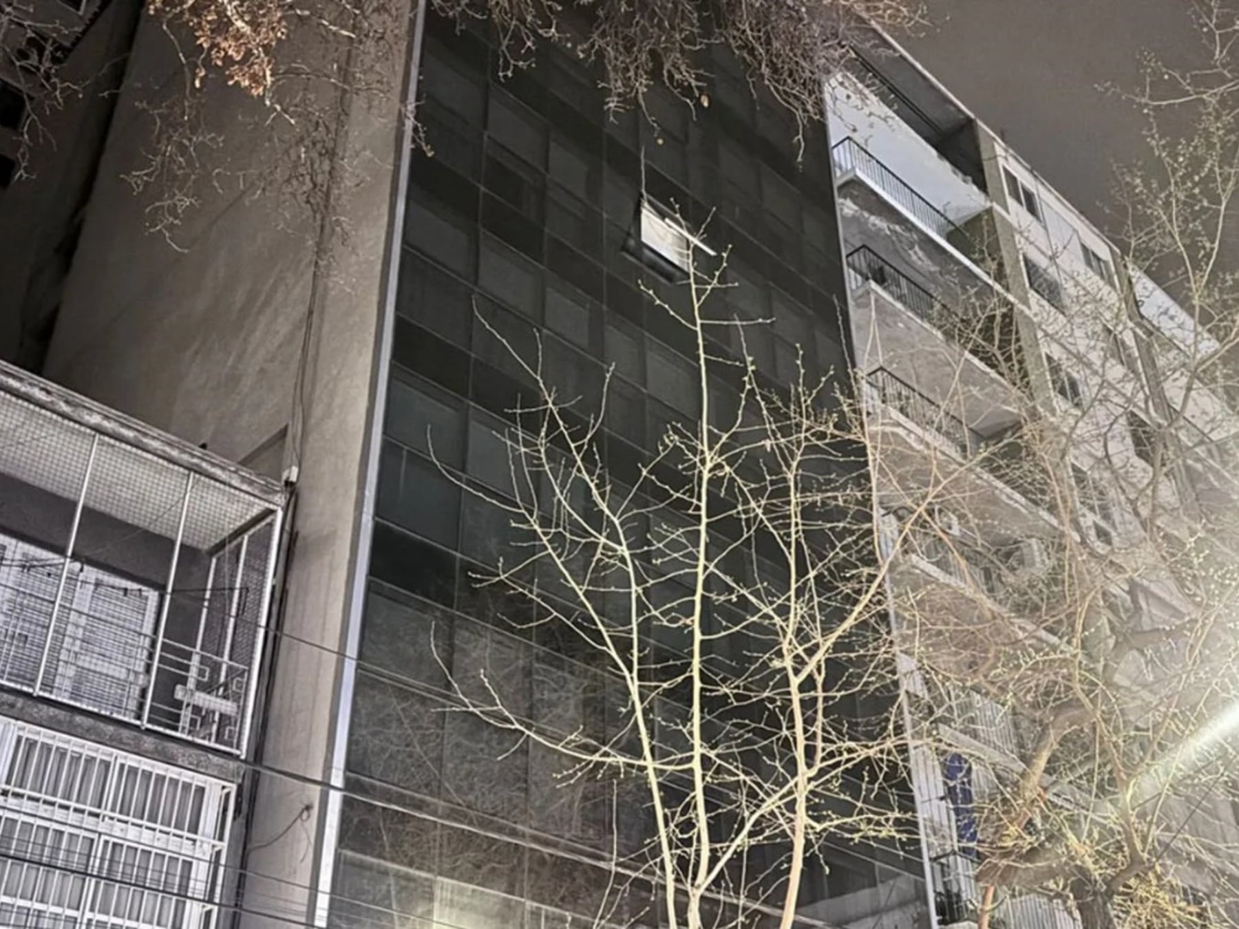 Una turista de 31 años murió al caer del quinto piso de un hotel en pleno centro de Mendoza y detuvieron a su pareja