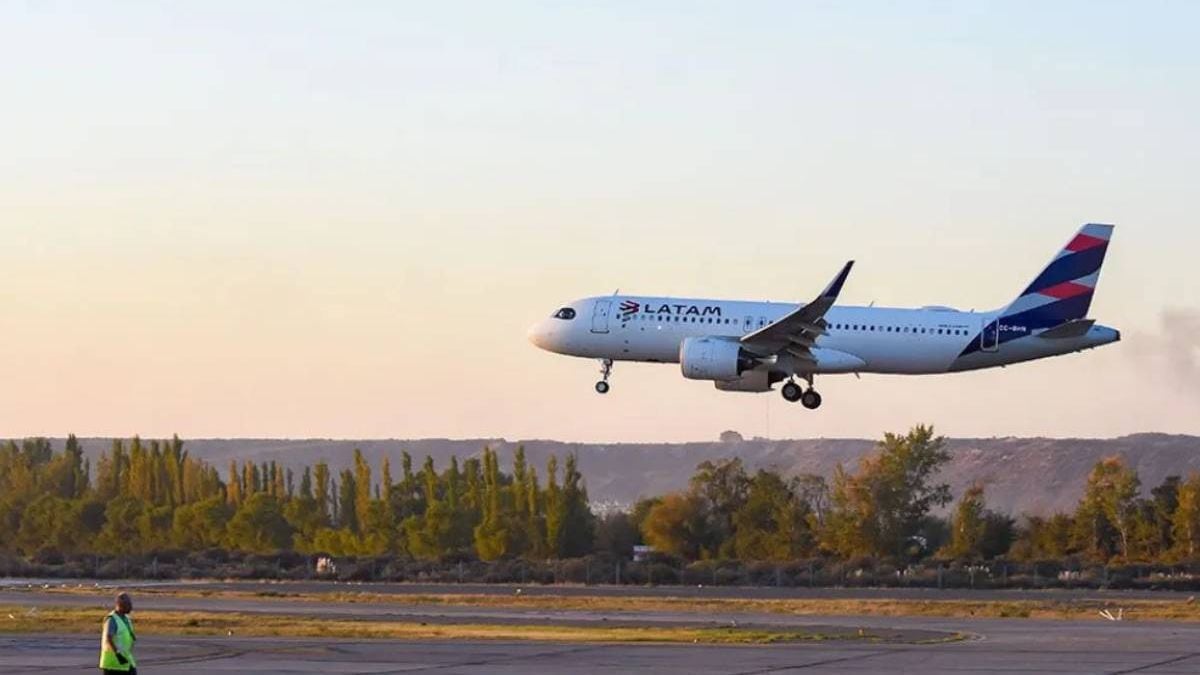 Adiós al vuelo directo: LATAM deja Neuquén sin escala a Santiago y abre el debate sobre cómo se cocina una ruta nueva