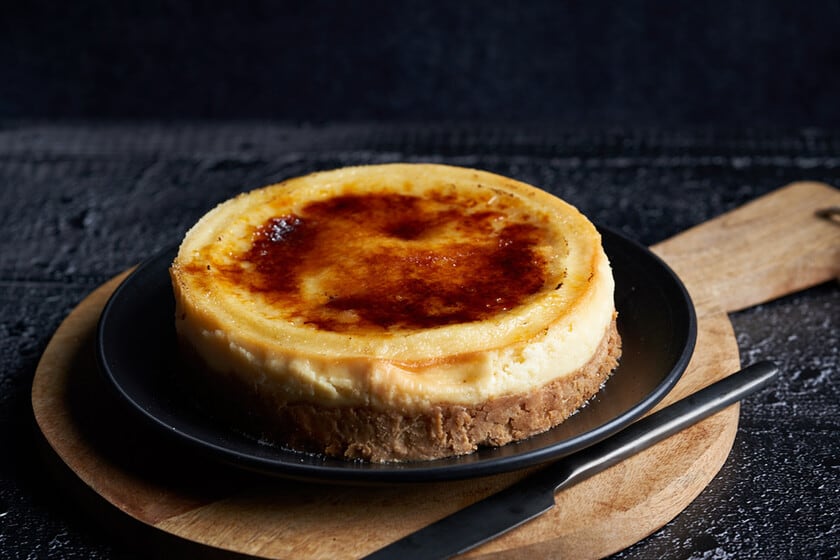 Dos clásicos en un mismo bocado: el cheesecake que se carameliza con soplete