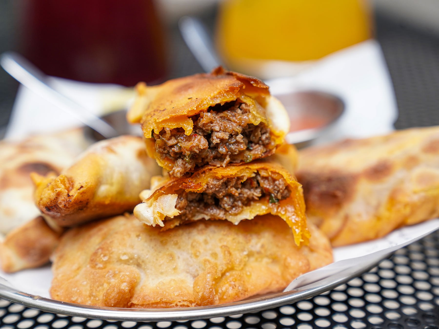 Una empanada pensada con rigor de alta cocina abre sus puertas en Belgrano y se agota antes de cerrar