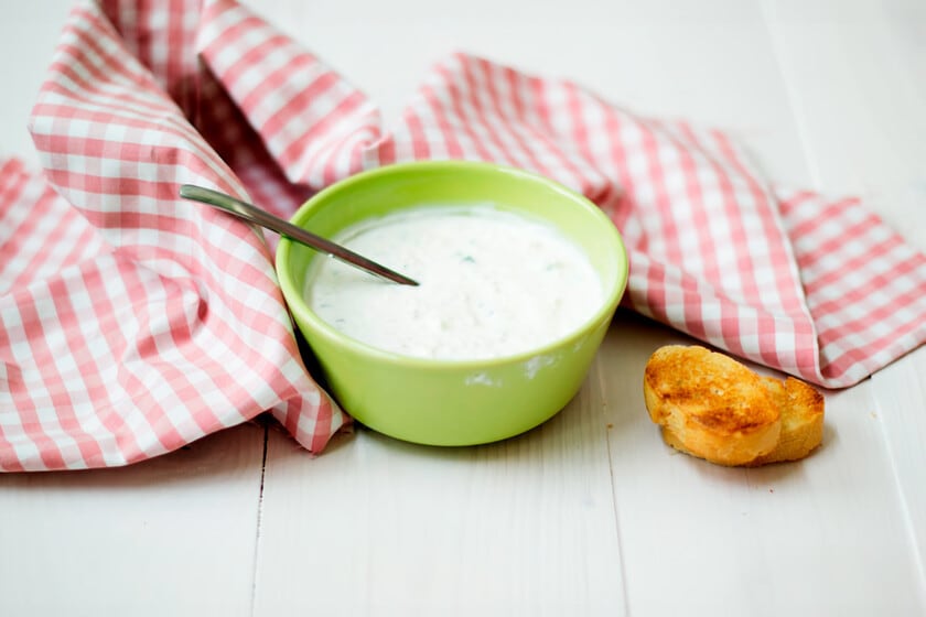 Tzatziki casero: cómo hacer la salsa griega que siempre sale bien con pocos ingredientes