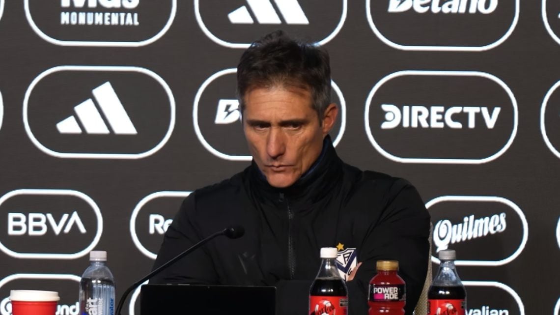 Vélez se vuelve de Bajo Flores masticando bronca y con el dedo apuntado al VAR
