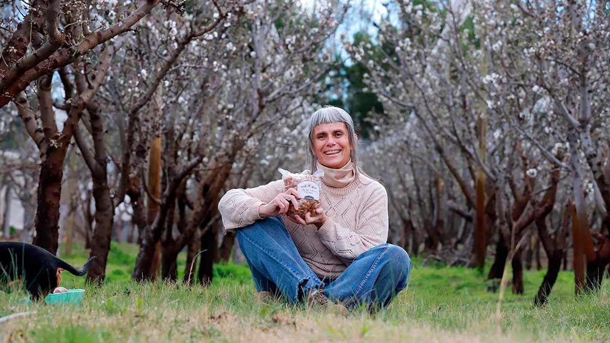 Teresita, la profesora jubilada que hizo florecer almendras entre los yuyos del río Limay
