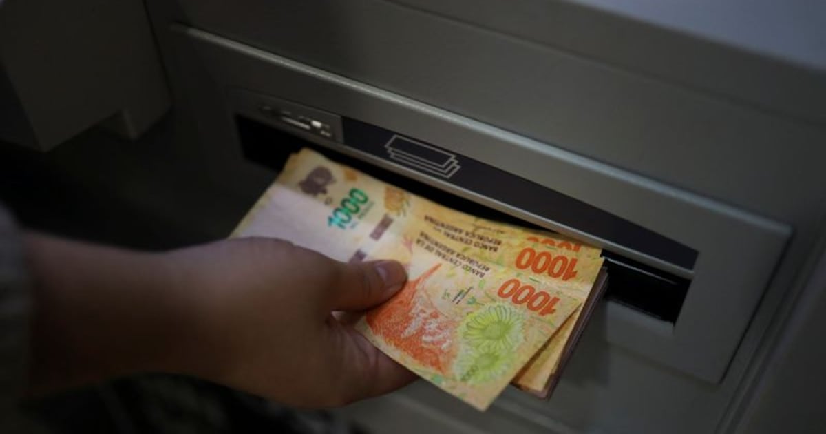 Cajeros ajenos, tarjeta adicional y extracción en el exterior: cuánto se paga hoy en cada banco