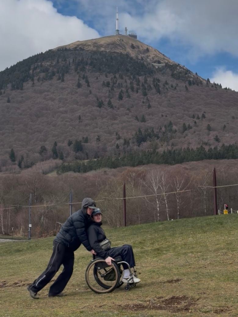 268 escalones, cuatro continentes y una amistad que empuja más fuerte que cualquier montaña