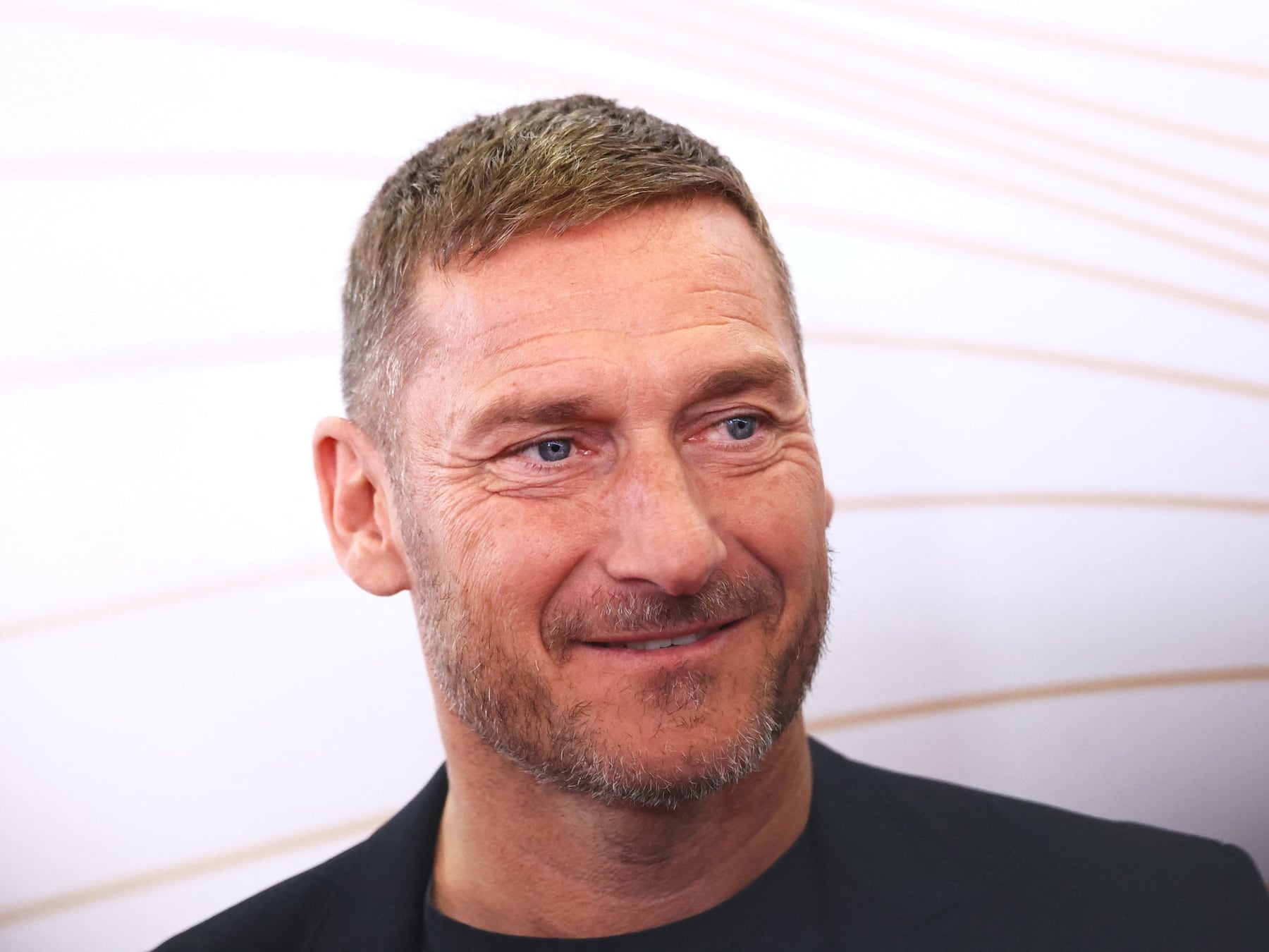 Totti se calza otro traje: ahora banca al básquet de su ciudad