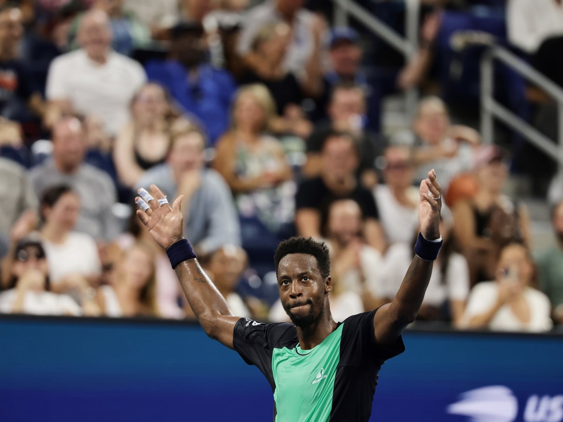 Monfils le dijo chau al US Open con la voz quebrada y el público de pie