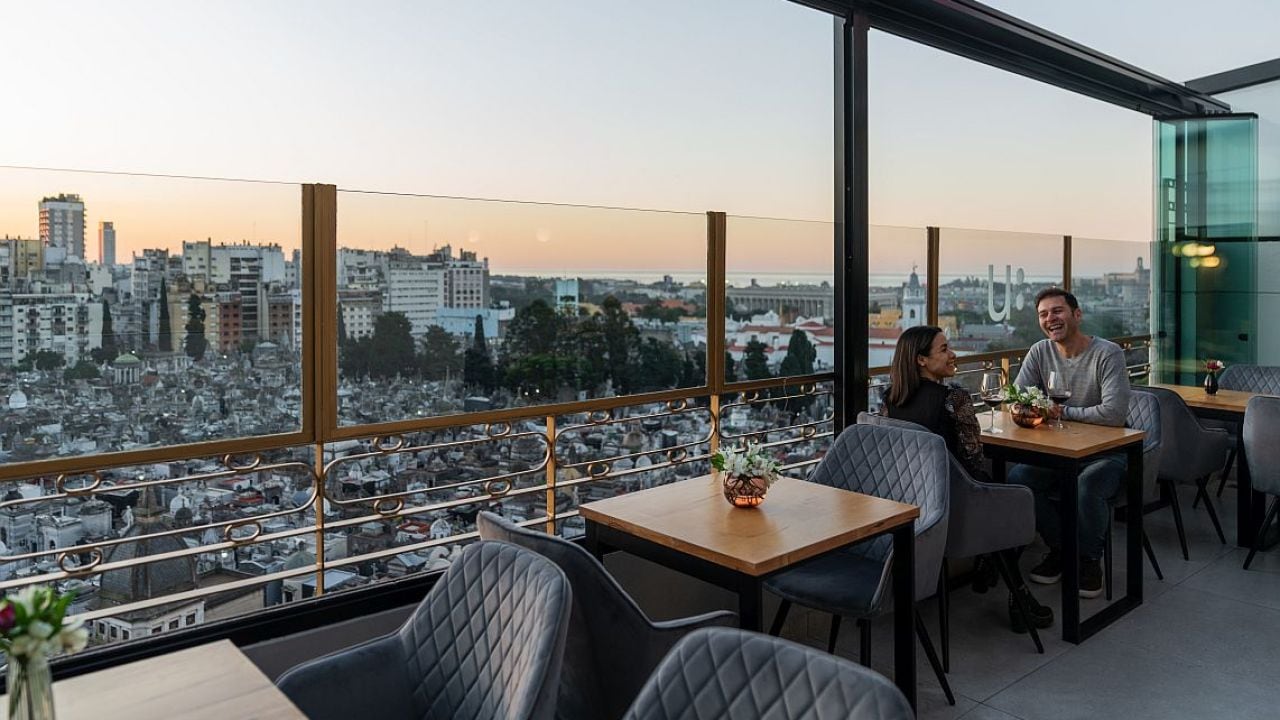 Una terraza vidriada en Recoleta para mirar el cementerio desde otra altura