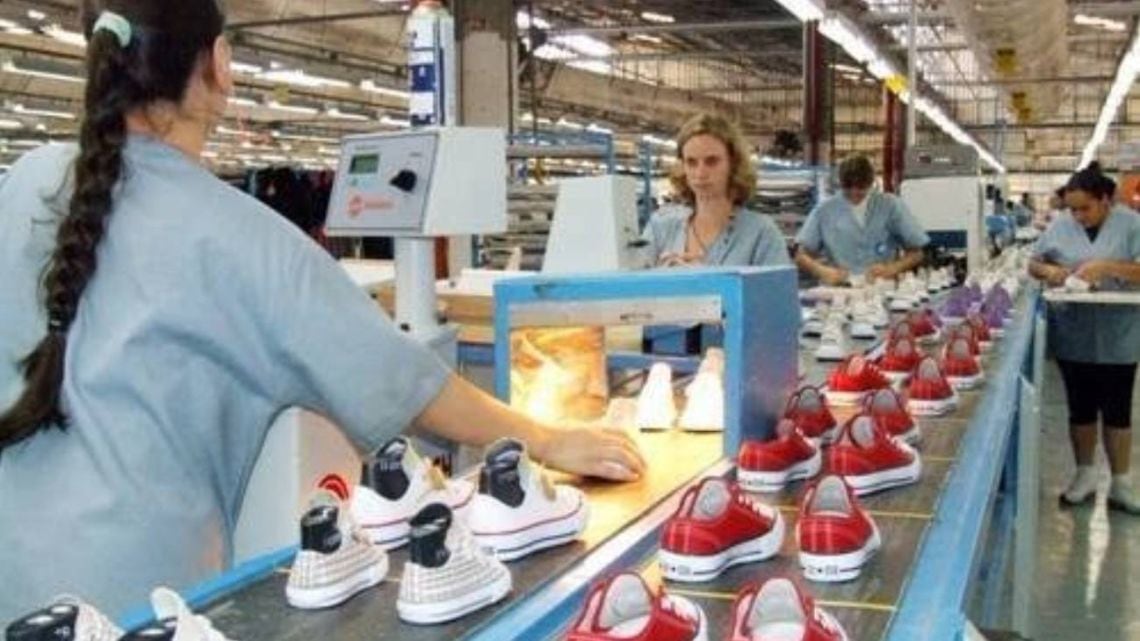 La fábrica de Converse en Las Flores bajó la persiana y dejó a sus operarios en la calle