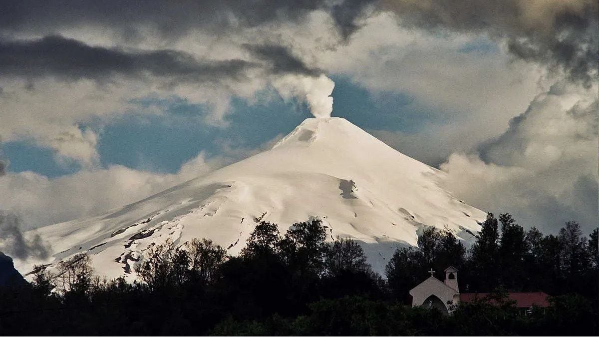 El Villarrica pasó a alerta amarilla y la Patagonia argentina se mantiene atenta: qué saber antes de viajar al sur neuquino