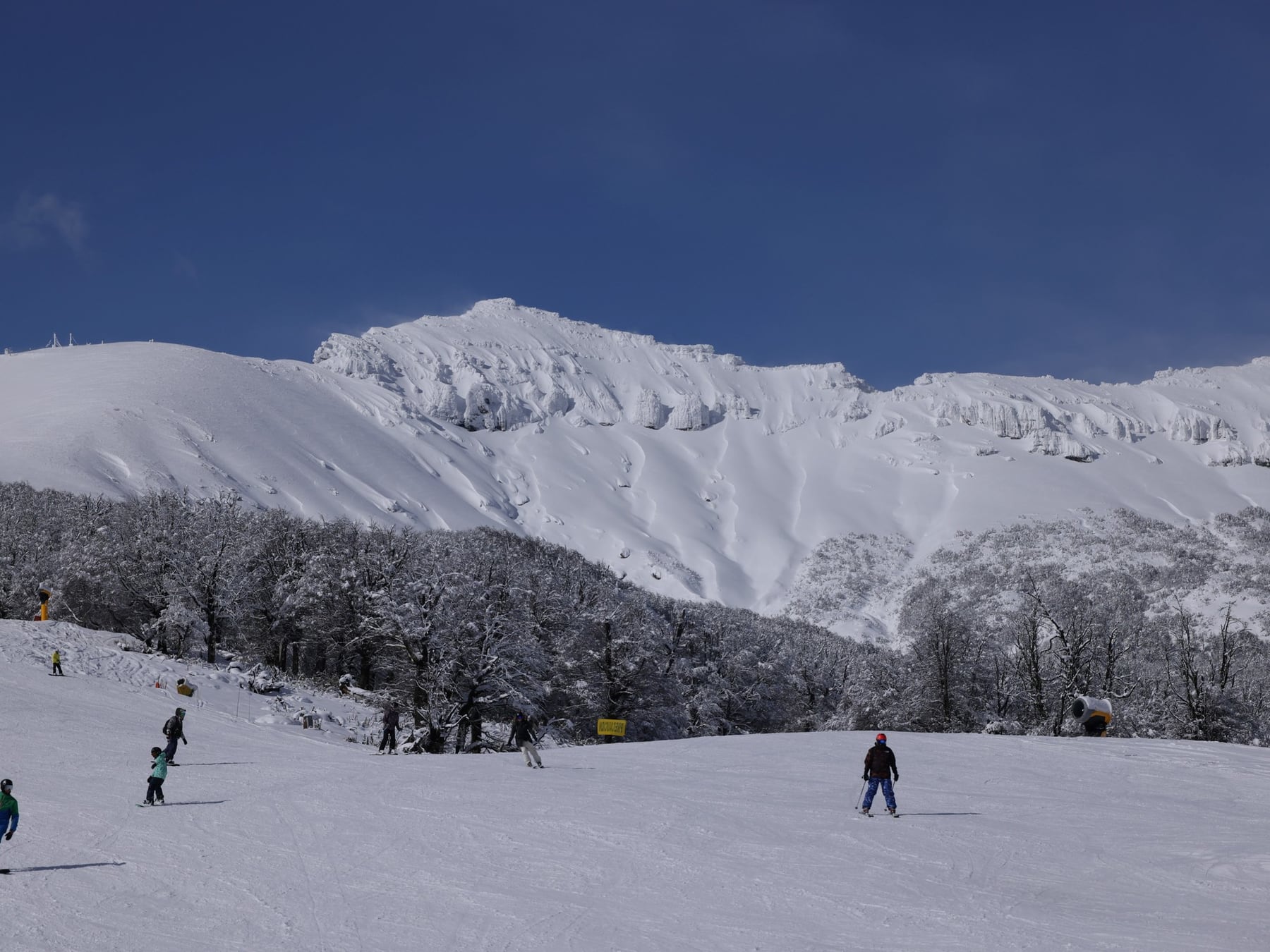 Septiembre blanco: los cerros argentinos resisten hasta octubre con tarifas bajas y menos multitudes