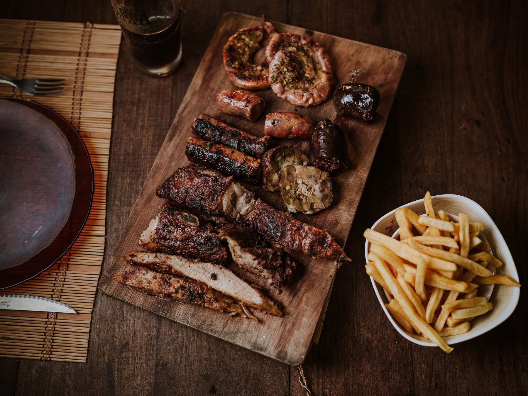 Cuánta carne tirar a la parrilla sin que sobre ni falte: la cuenta por corte, por bocas y por hambre