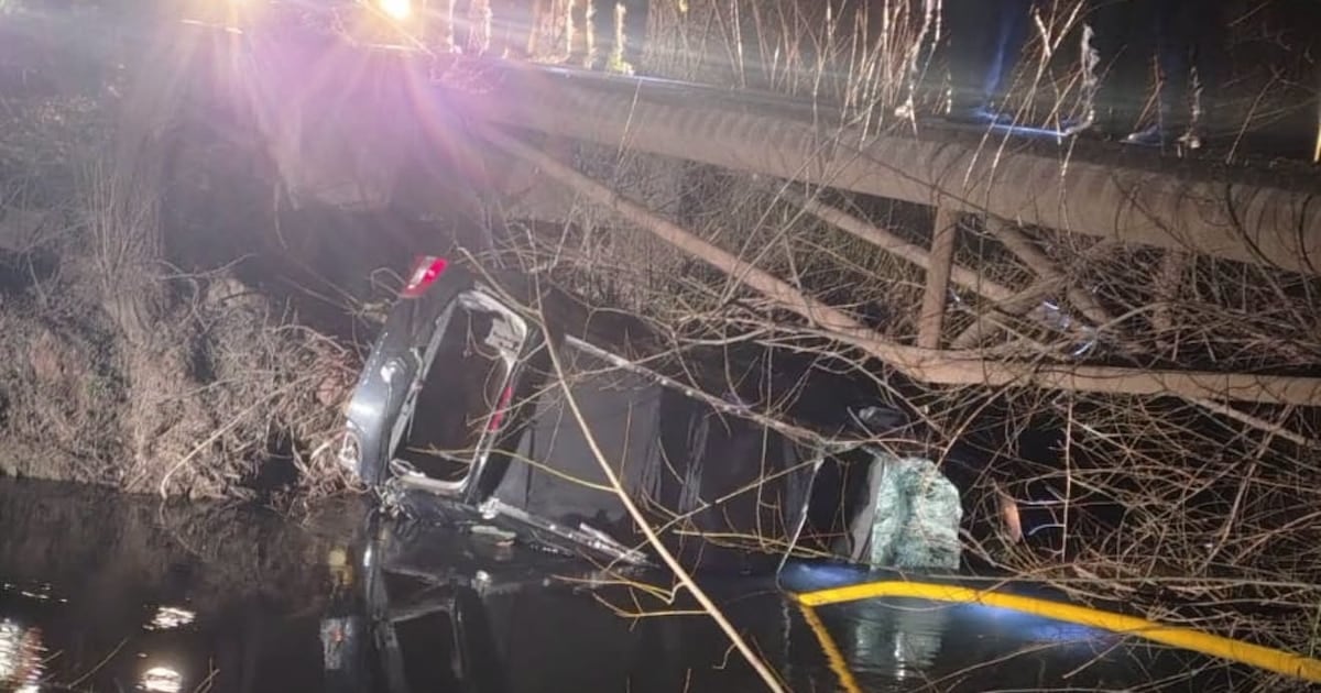 Rastrillan un canal en Río Negro para encontrar a un niño de cuatro años que fue arrastrado por la corriente
