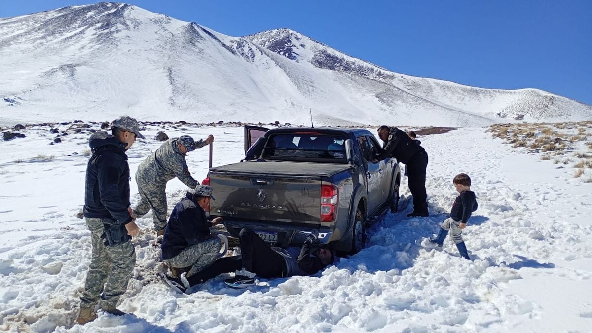Quince kilómetros a pie sobre la nieve: el rescate de Sabrina y su familia en la cordillera neuquina