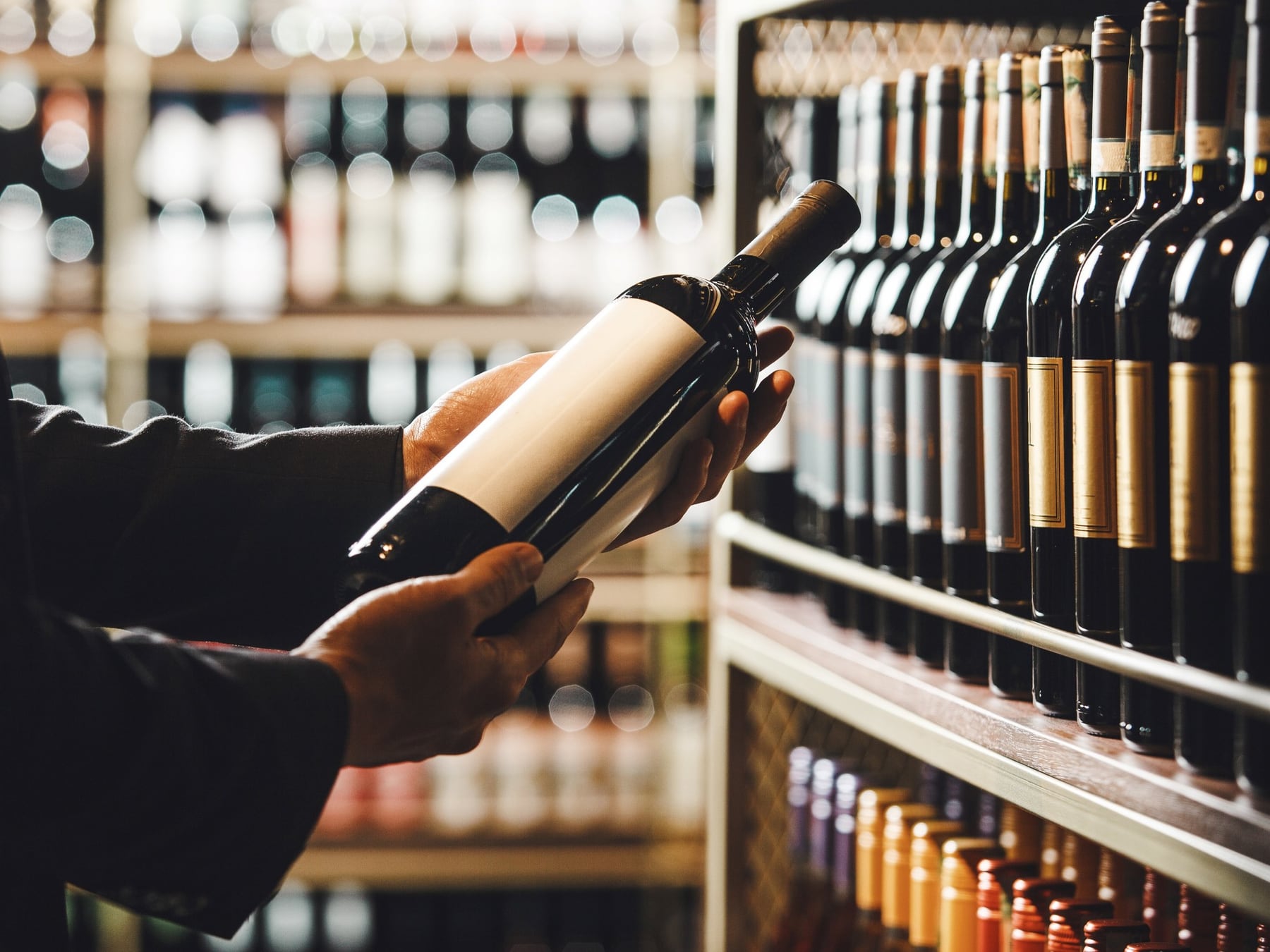 Decodificar la etiqueta: lo que cada palabra del vino realmente te está diciendo