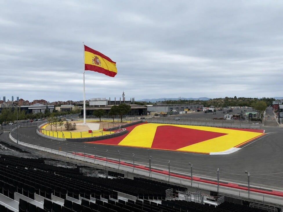 Madring ya se ganó un apodo antes de rodar: Sainz salió a bajarle un cambio al fantasma de los muros