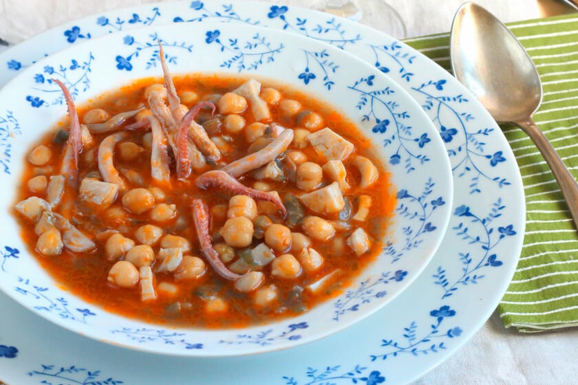 Garbanzos con calamares: el guiso exprés que mejora con el paso de las horas