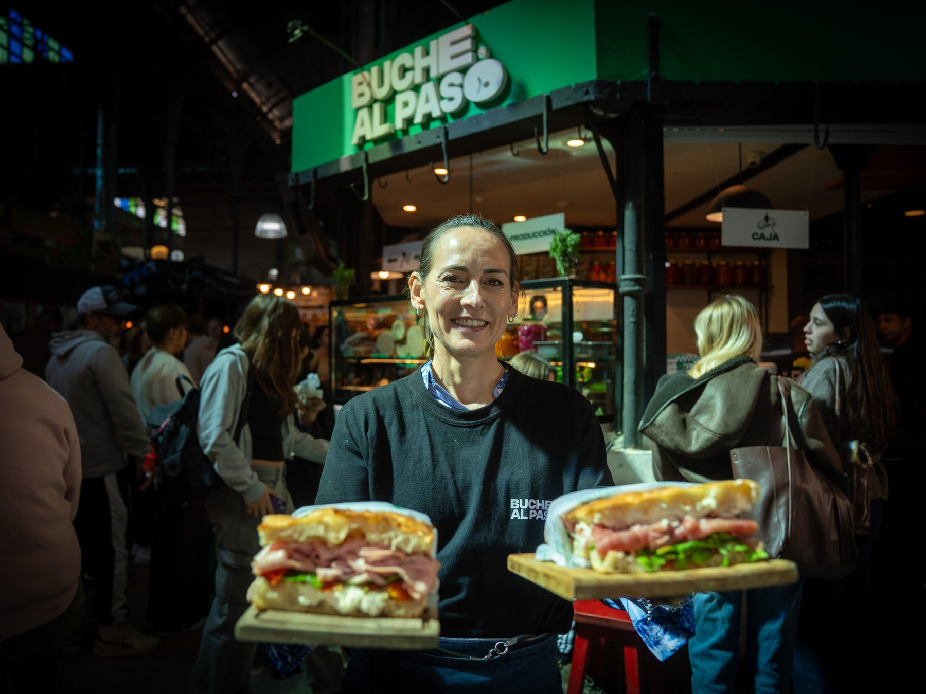 Buche al paso: la sanguchería de San Telmo que vende cien sándwiches por día con pan a la leña