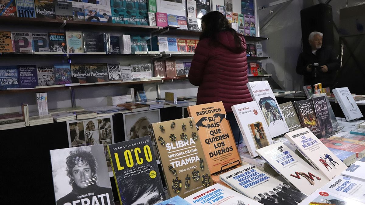 La Feria del Libro de Neuquén reabre el Parque Central con precios que invitan a cargar la mochila