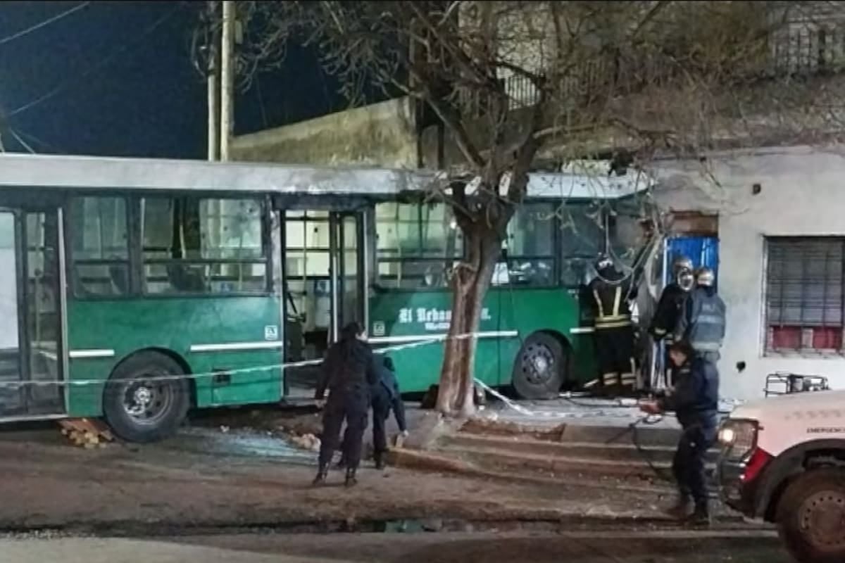 Un colectivo fuera de control se incrustó en una casa y mató al chofer en Temperley
