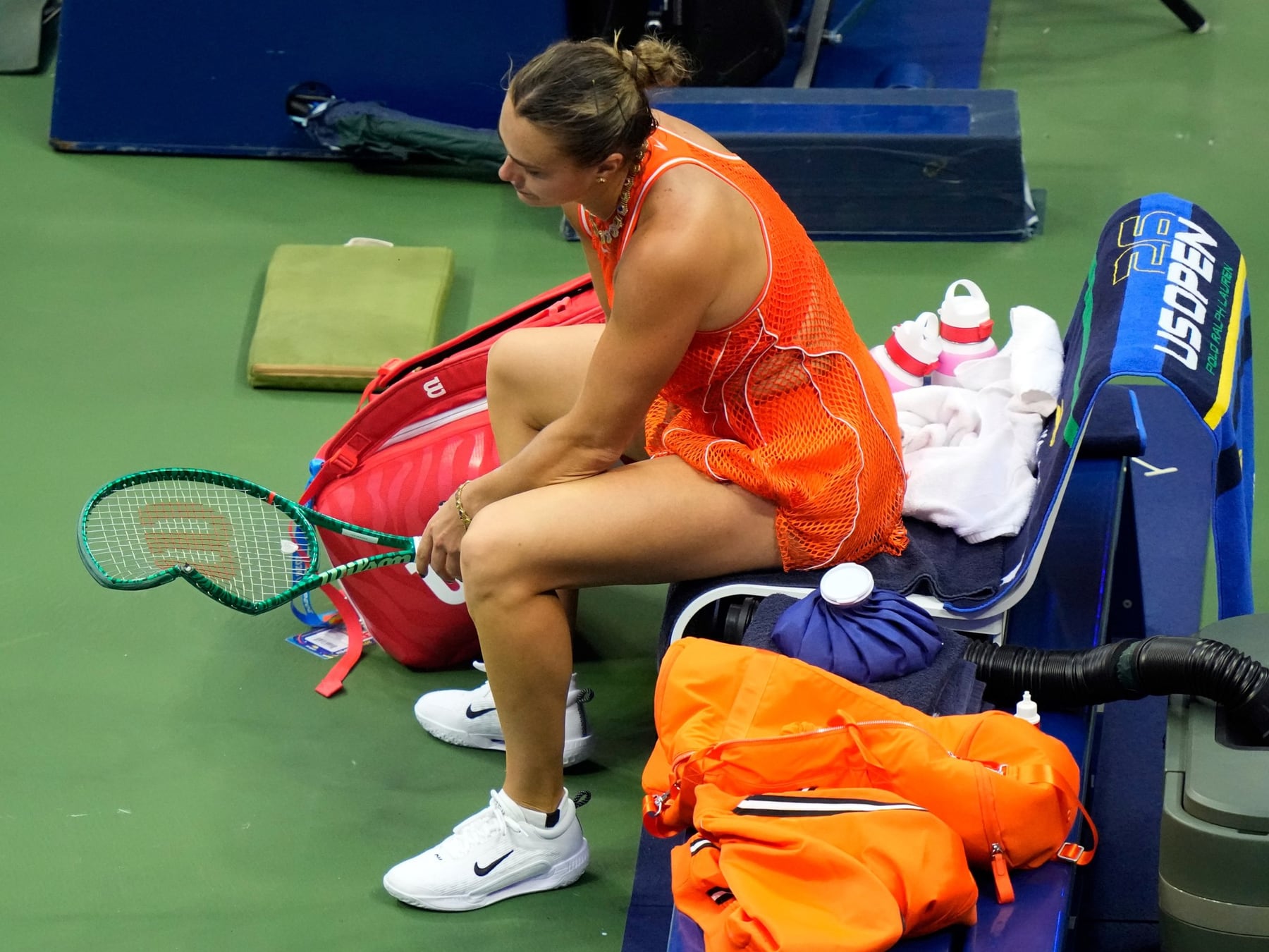 La raqueta que voló por el aire: Sabalenka se desahogó en el banco y después habló con la verdad en la mano