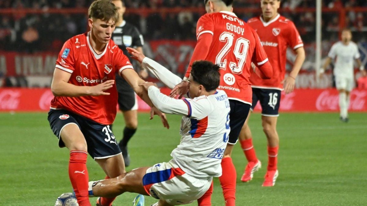 Empate con sabor a poco: el Rojo se durmió y el Ciclón se lo empató en Avellaneda