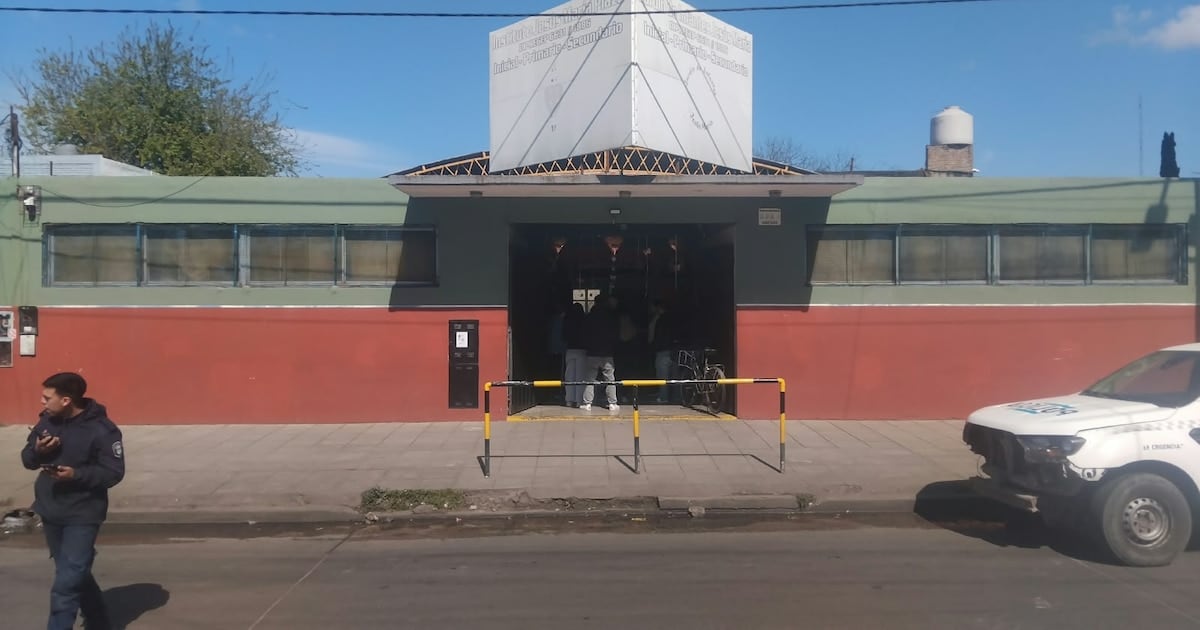 Un revólver en la mochila: un alumno de 15 años disparó por accidente dentro de un colegio de Villa Dorrego