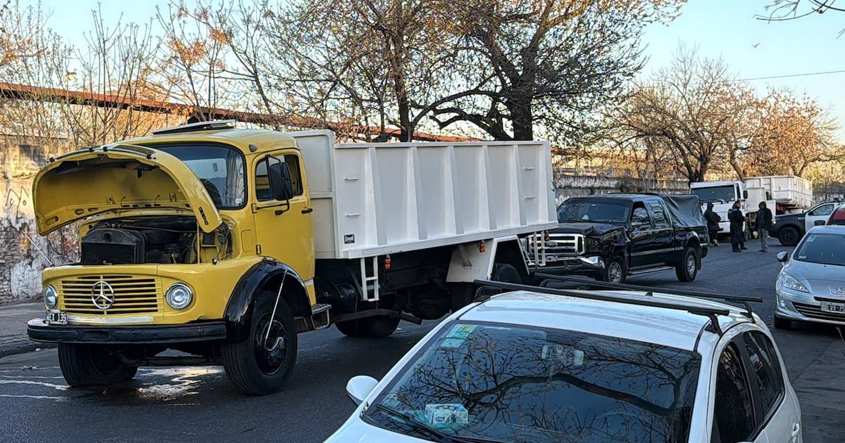 Una septuagenaria herida tras un choque entre un camión y una camioneta en Mataderos