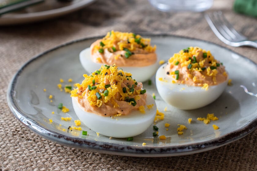 El truco del colador fino que vuelve cremosos a los huevos rellenos: por qué cambia la textura