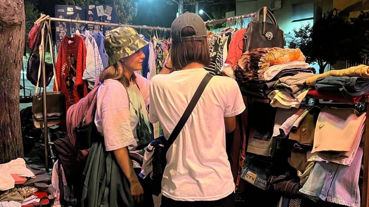 Ropa con historia y vinilos bajo la luna: Neuquén arma una jornada doble en La Vereda Cultural