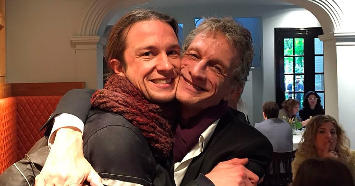 Manu Fanego y el silencio del escenario que todavía huele a talco y a mar