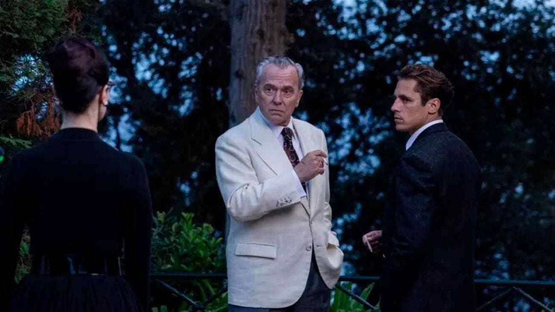 Un hotel, un temporal y un Sherlock Holmes jubilado: llega a Netflix el policial que Arturo Pérez-Reverte imaginó en 1959