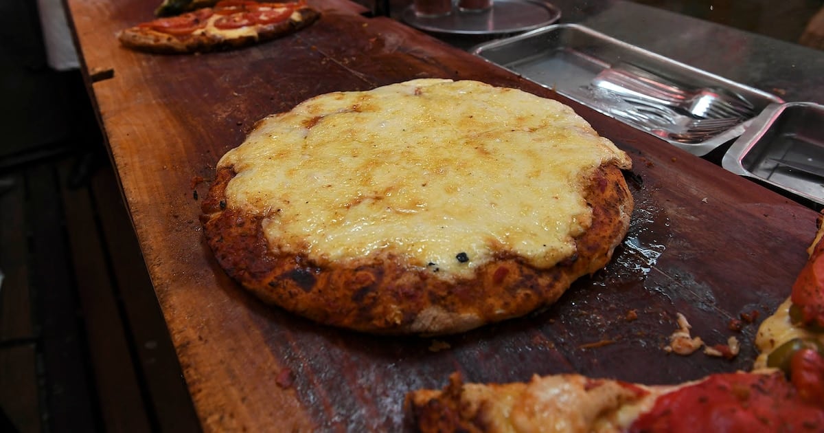 Una noche en Güerrín: cuánto sale hoy comer pizza, fainá y cerveza en el ícono de Corrientes