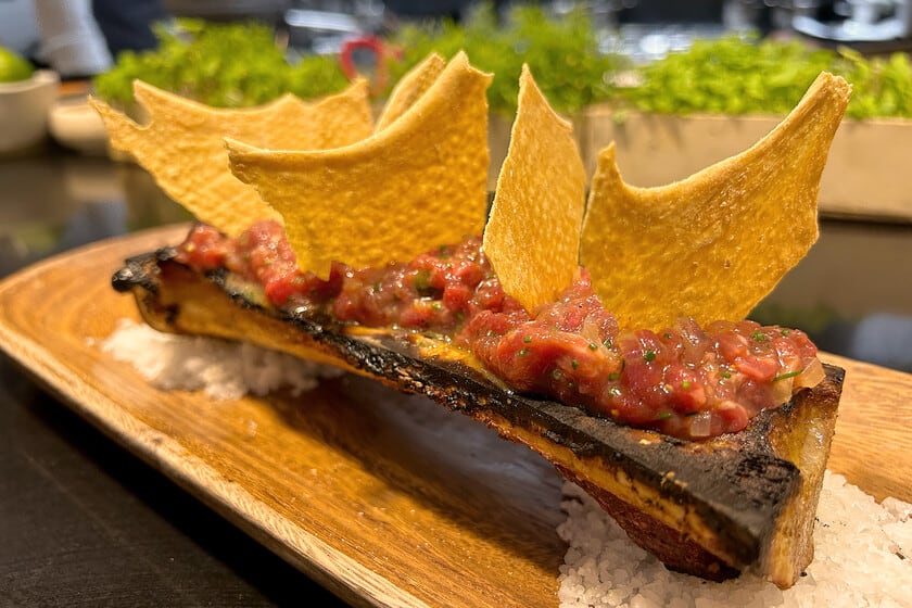 Un steak tartar con tuétano caliente en pleno centro de Sevilla: la propuesta de Barra Baja