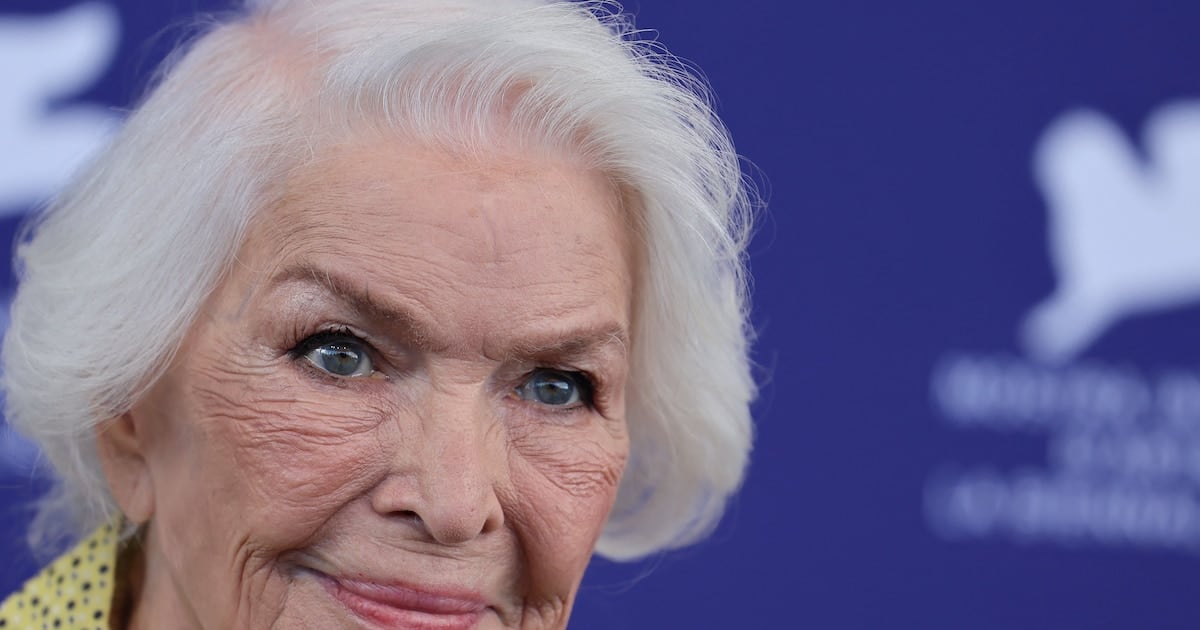 A los 93 años, Ellen Burstyn muestra que moverse todos los días no es solo caminar: la fuerza entra en la receta