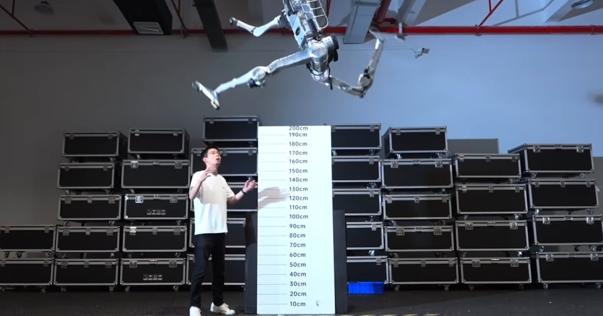 Le pagan por limpiar su casa con un celular en la cabeza: la nueva economía de entrenar robots