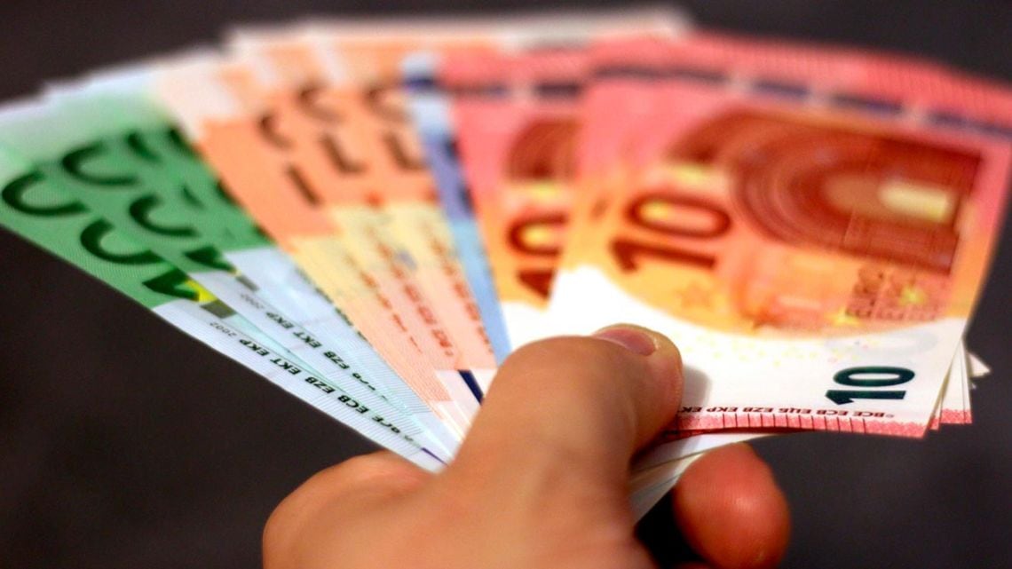 El euro blue arrancó el miércoles con una suba de seis pesos y se aleja del oficial