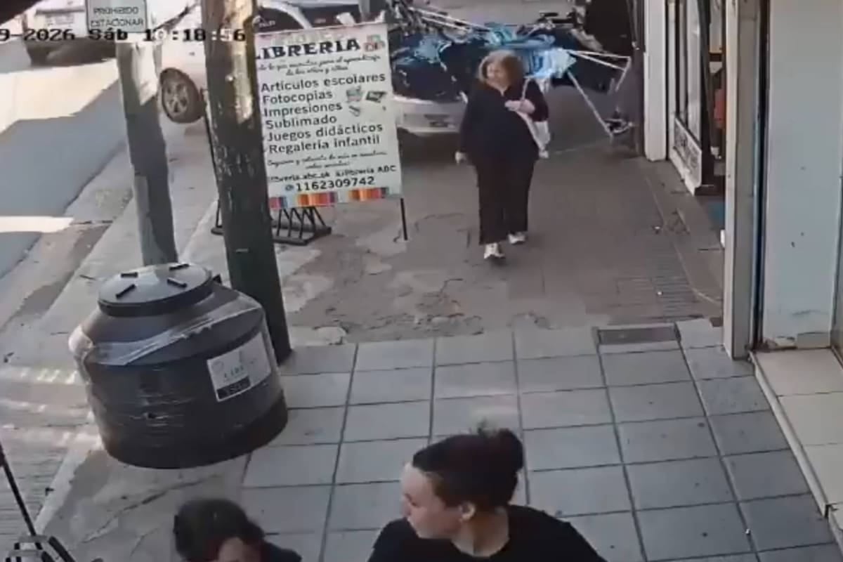 Atropelló a una joven en la vereda de un local de ropa en Almirante Brown: el conductor perdió el control del auto