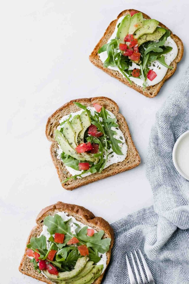 Tostadas con palta: cinco combinaciones para resolver cualquier comida del día