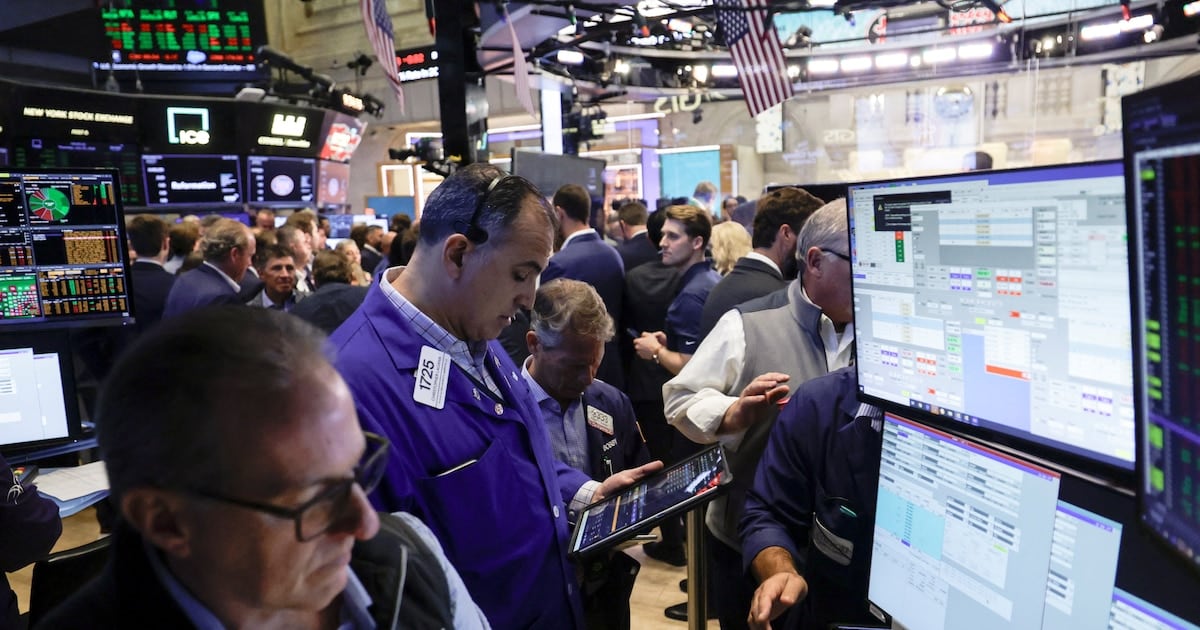 El blue cerró a $1.560 tras una suba leve y el mayorista avanzó dos pesos en una rueda con menor volumen