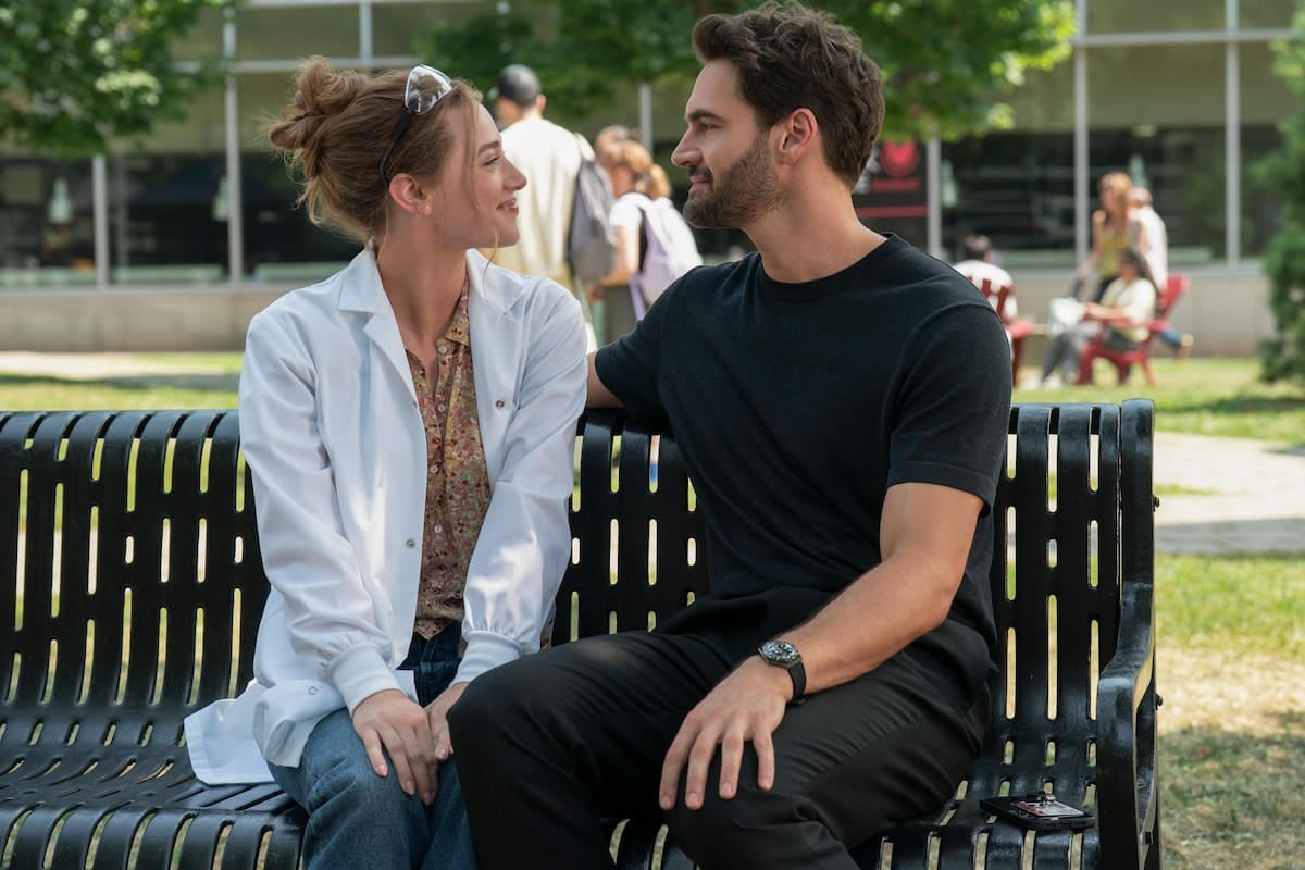 La ciencia como coartada del corazón: llega a Prime Video una comedia romántica con olor a laboratorio y a mates