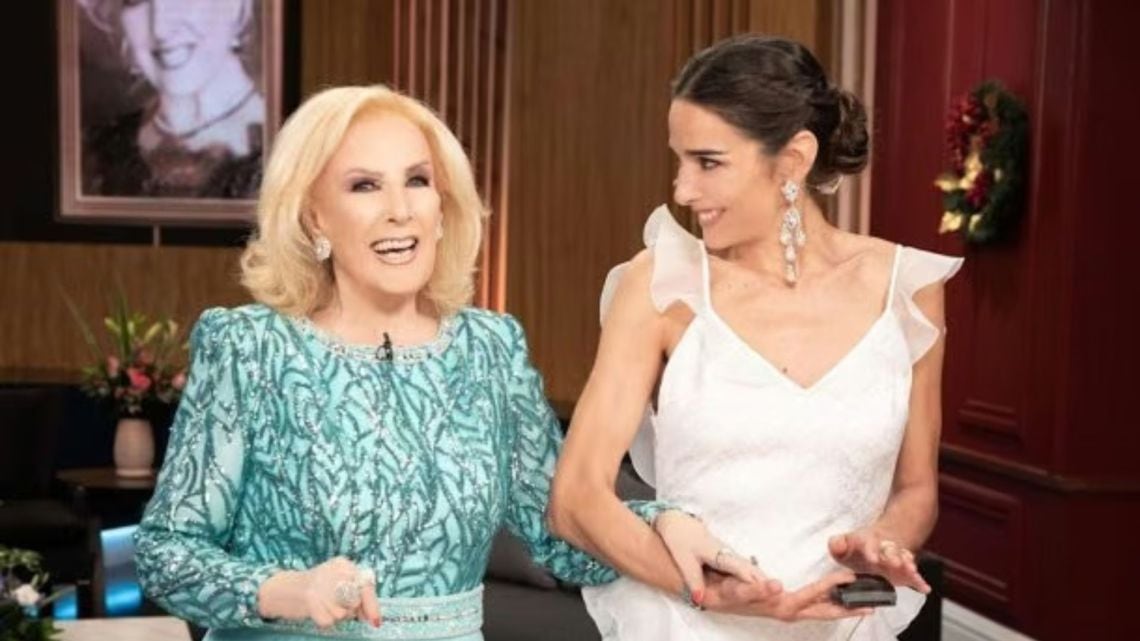 Juana Viale vuelve a tomar las riendas del fin de semana mientras Mirtha Legrand pelea por volver a casa