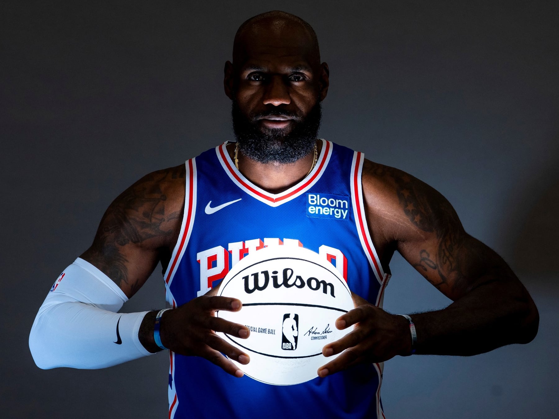 LeBron James se calza la camiseta de los Sixers y avisa: va por el quinto anillo a los 41