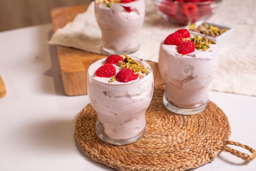 Mousse de frambuesas sin huevo: el postre que se arma en 15 minutos y deja la heladera trabajando por vos