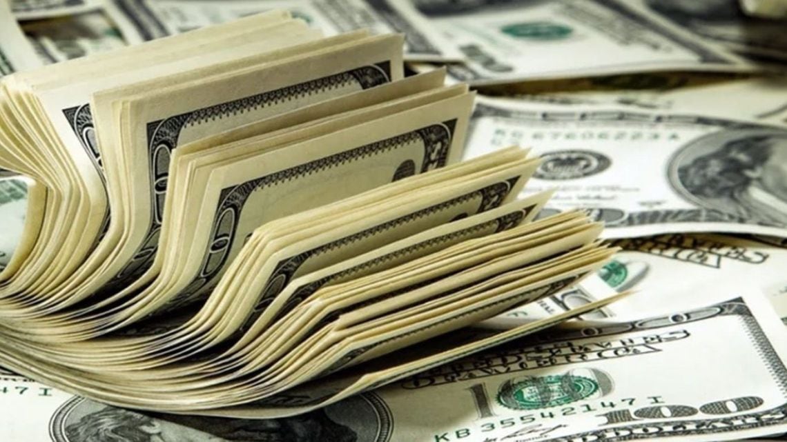 Dólar blue cedió cinco pesos en su cuarta rueda bajista de la semana y se ofrece a 1.555 pesos