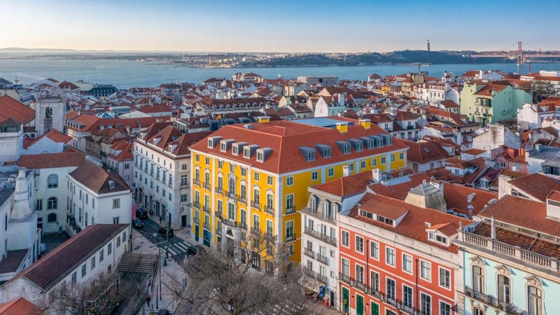 Dormir entre muros del siglo XVIII y copas de vino portugués en el corazón de Lisboa