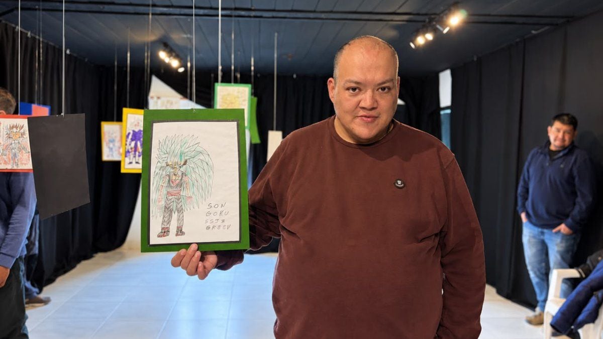 Un vecino de Aluminé cumplió el sueño de colgar sus dibujos en la Casa de la Cultura