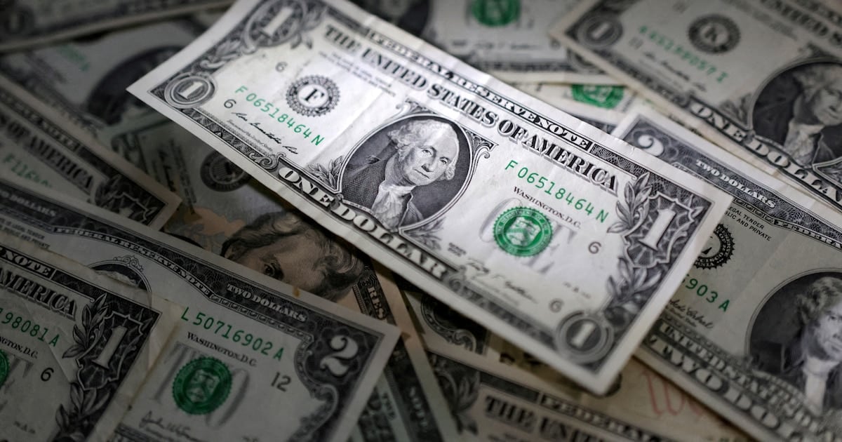 Dólar en baja: el Banco Nación recortó cinco pesos en la semana y el mayorista se distanció del blue