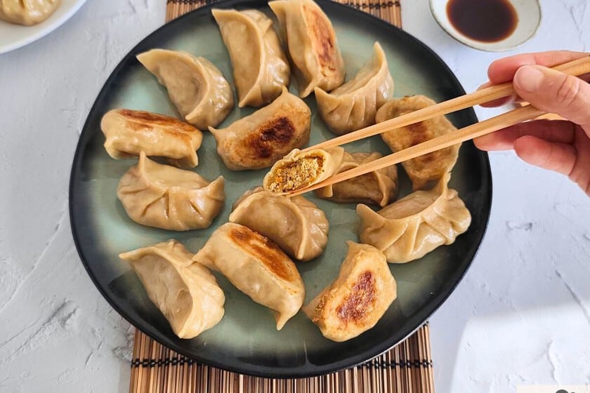 Treinta gyozas caseras de verduras: la receta con tofu ahumado y shiitake que se cocina en una sola sartén